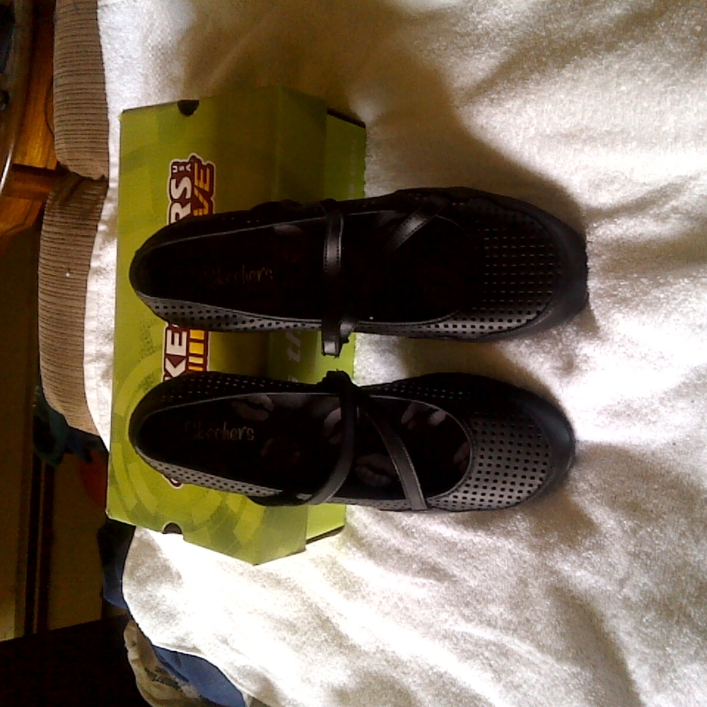 Skechers shoes with criss cross straps and Velcro closures. Black size 10.
